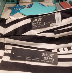 NWT b&w Mid thigh mid rise Apt 9 shorts sz 12